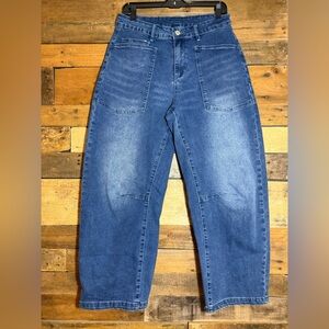 Barrel Jeans Cropped. Women’s size 30. No brand. Very stretchy and comfortable!